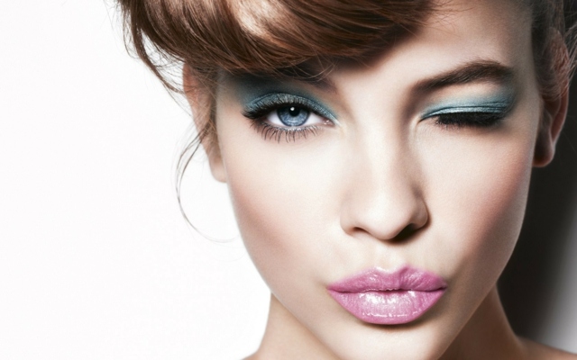 Makeup-idéer sommaren 2014 blå kräm ögonskugga rosa läppglans