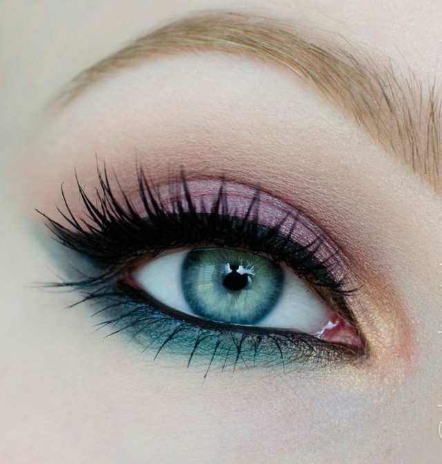 Eyes Kajal inuti applicerar böjd eyeliner turkosblå rosa ögonskugga
