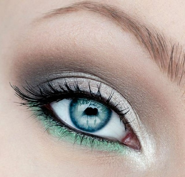 Ögonbrynsmake-up ögonskuggfärg under ljusgrön över rosa grå
