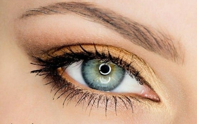 Makeup-tips Ögonfransarna applicerar gulbruna toner på ögonskuggan