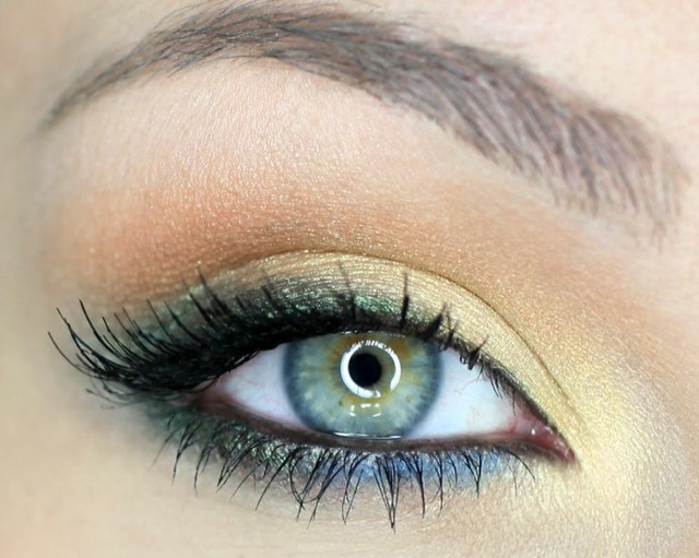 Makeup-tips gröna ögonskugga glitterpartiklar ögonfransar