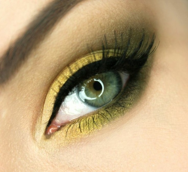 Make-up naturliga färger drar grön böjd eyeliner