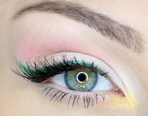 grön eyeliner rosa färg under gul