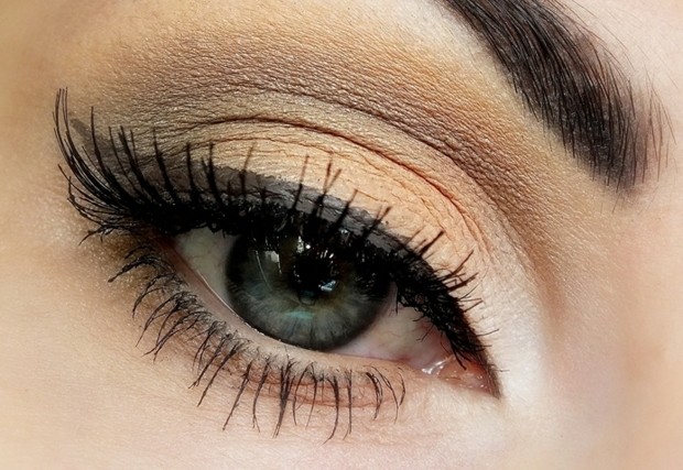 brun eyeliner mascara betonar gröna ögon