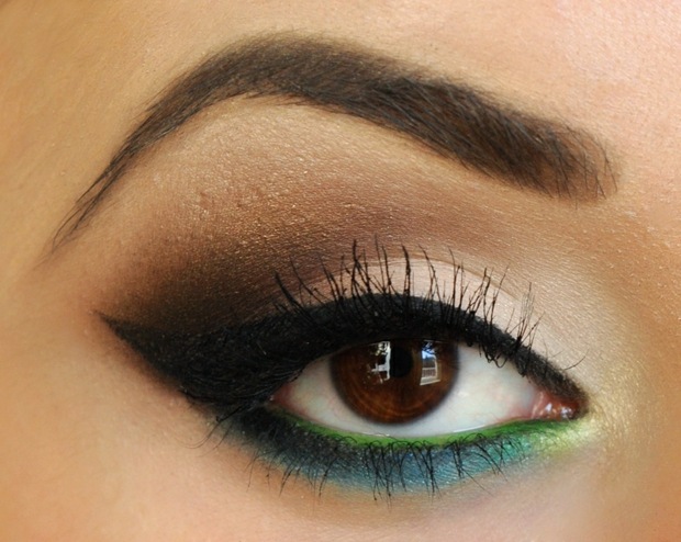 Ögon betonar grön eyeliner ovan