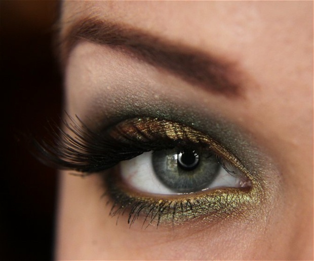 Ögon större utgör bronspartiklar i grön färg