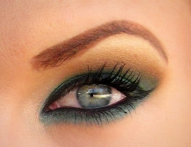 grön ögonskugga kohl bronsfärg under ögonbrynen
