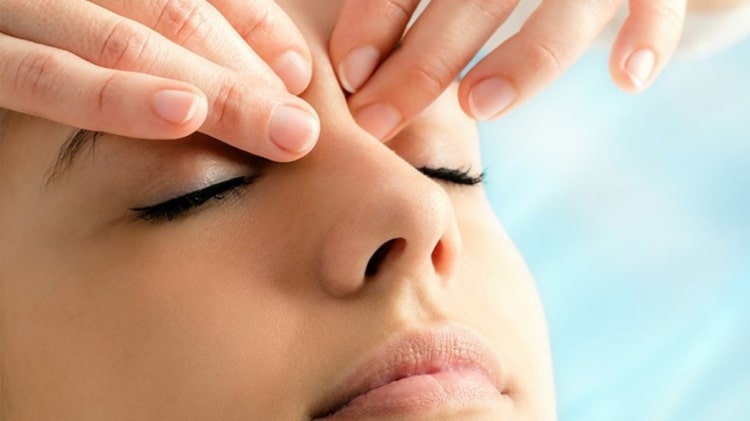 Koppla av dina ögon med en enkel DIY ögonmassage