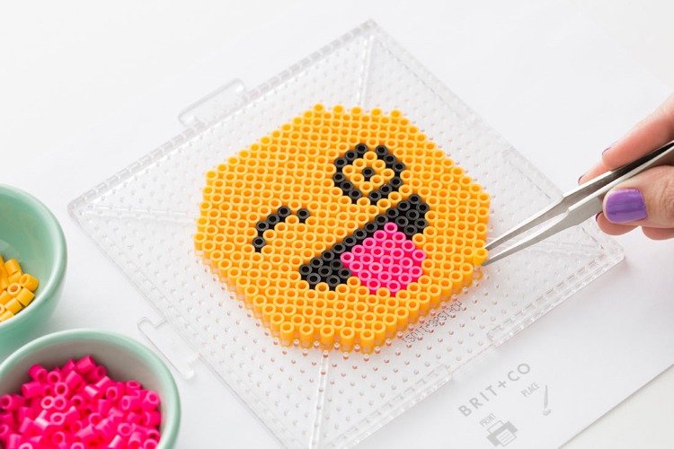Gör pegboard-square-emoji-tungan-kopplad från strykpärlor