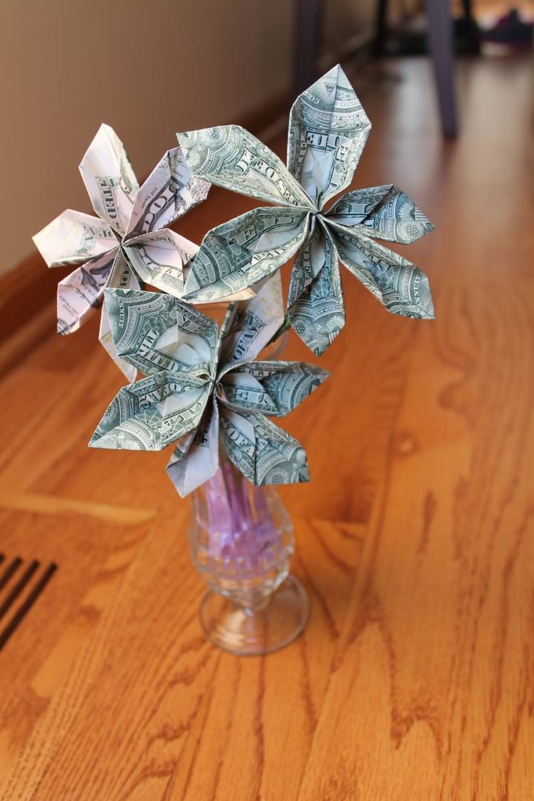 Geldschie-vik-blomma-origami-vas-glas-dekoration-kreativ