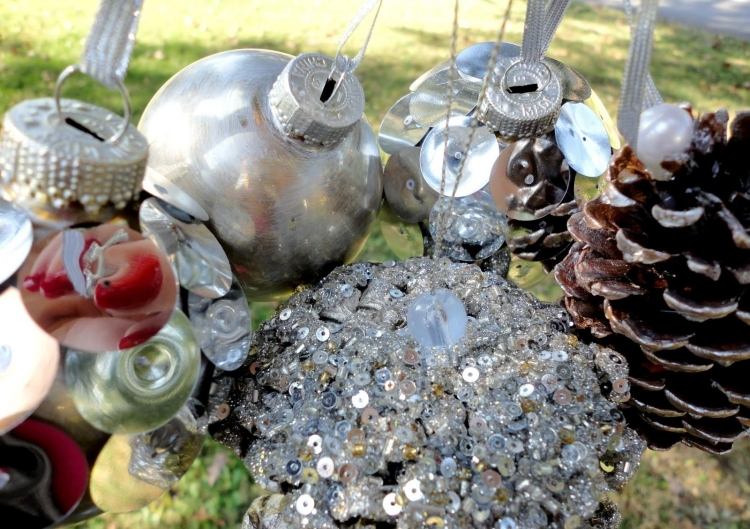 Juldekorationer-gör-det-själv-naturmaterial-julgran-dekorationer-kottar-julgran-bollar-dekorera-glitter