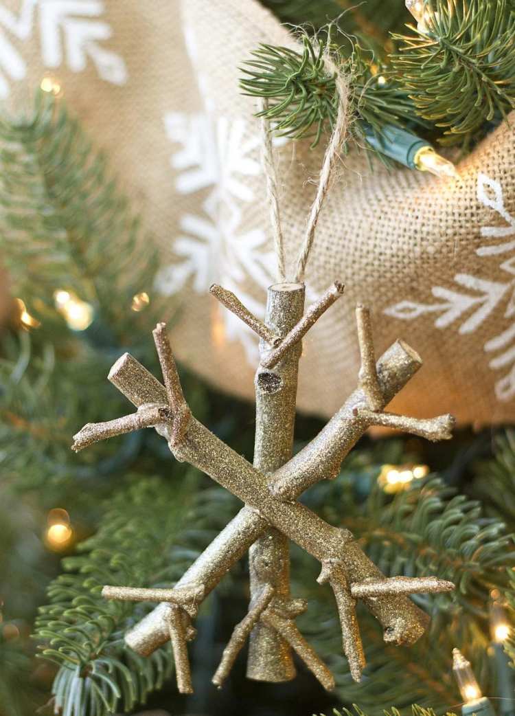 Julpynt-gör-det-själv-naturmaterial-snöflinga-pinnar-naturligt trä-glitter-guld-julgransdekorationer