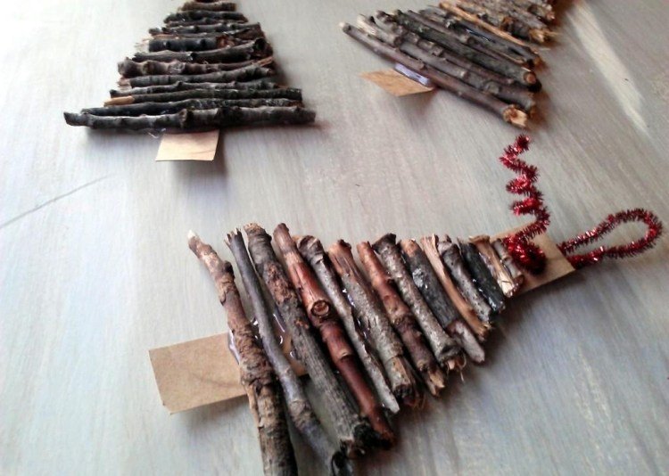 juldekorationer-gör-det-själv-pyssel-naturmaterial-jul-träd-pinnar-drivved-jul-träd-dekorationer-galgar