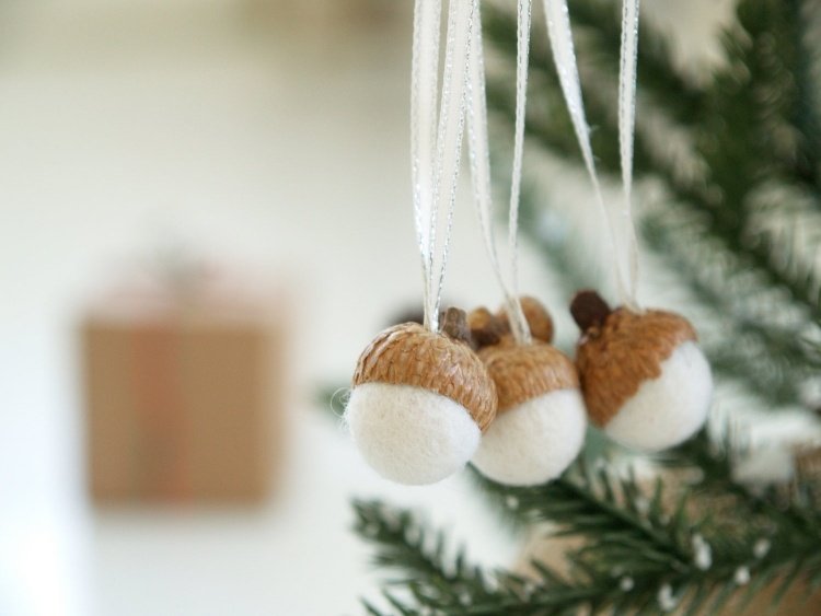 juldekorationer-gör-det-själv-pyssel-naturmaterial-ekollhattar-filt-bollar-hängande-jul-träd-dekorationer