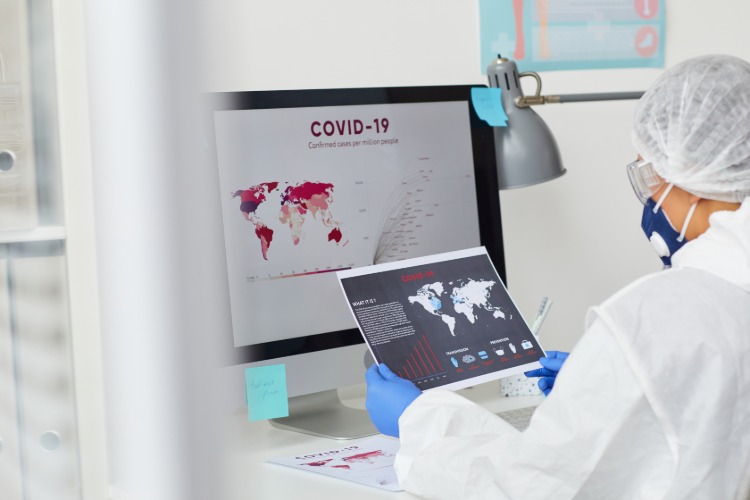Spårning över hela världen av statistisk dataöverföring av coronavirus på en sjukhusdator