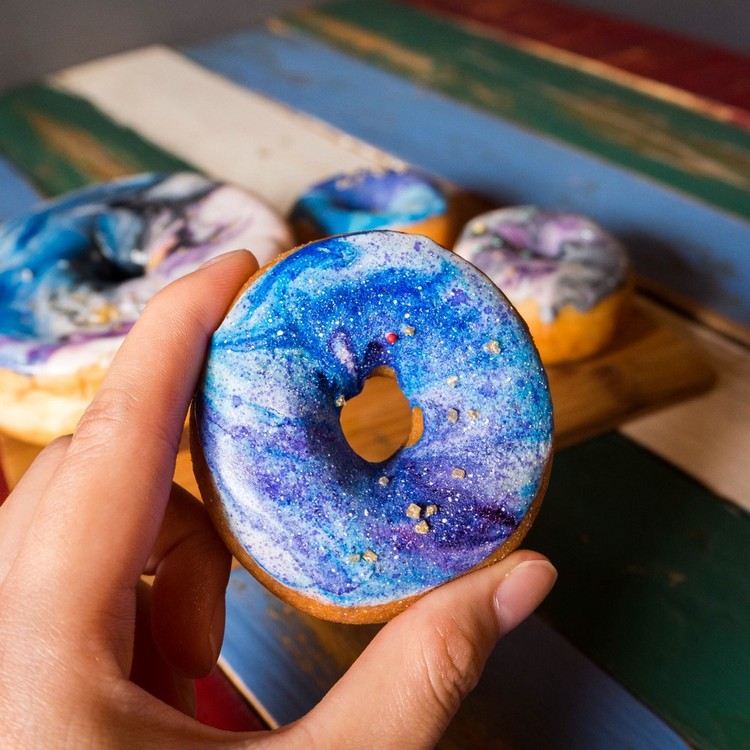 ovanliga-desserter-galax-look-donut-glasyr-idé-natthimlen