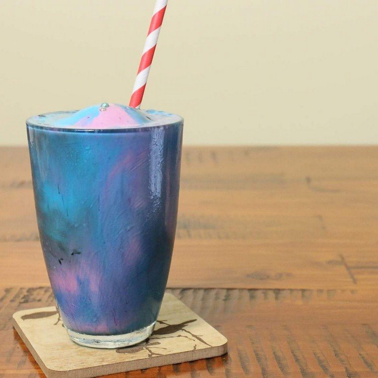 ovanliga-drycker-milkshake-glass-färgglada-blå-lila-dricka-halm
