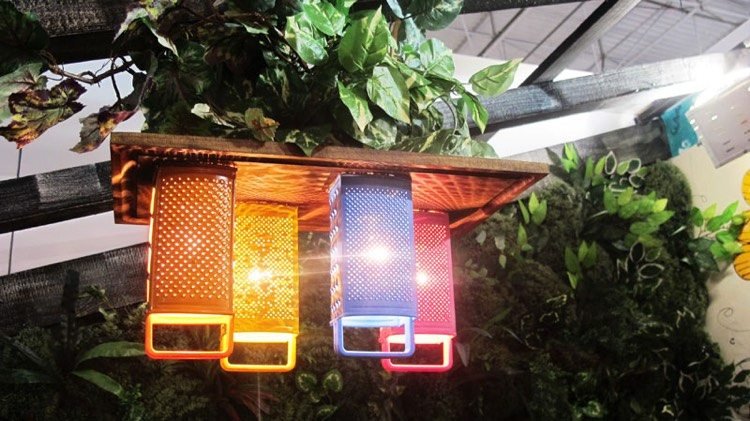 Gör trädgårdsdekorationer själv lamp-pergola-utomhus-kök-färgglada-färgade-ost rivjärn