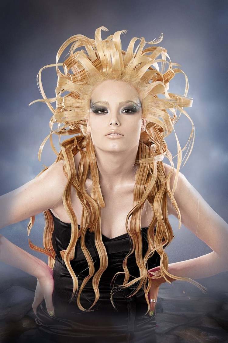 karneval-kostym-idé-medusa-frisyr-ovanlig-ögonskugga-make-up