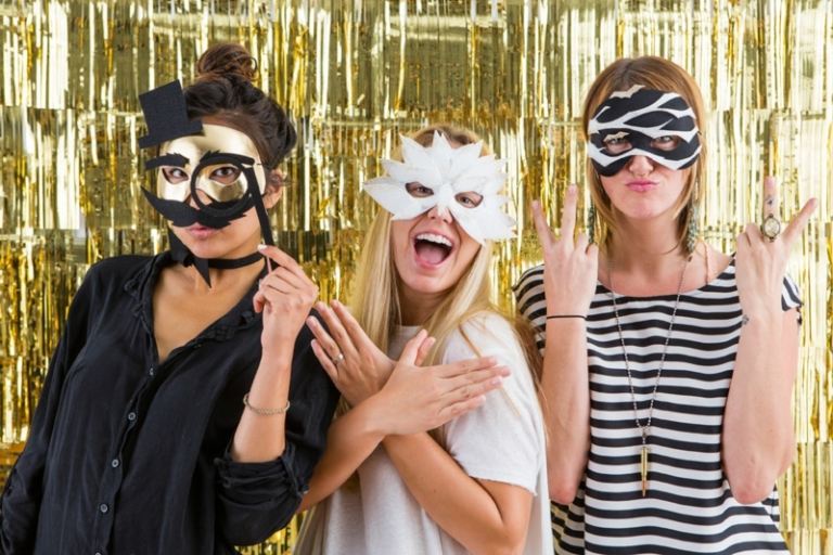 självgjorda karnevalskostymer masker tinkerremsor venetianska