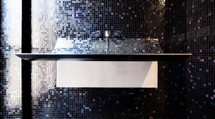handfat-badrum-design-innovativ-hud-svart-mosaik-kakel-passande