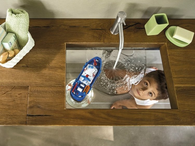 handfat-badrum-design-innovativt-handfat-trä-transparent-roligt