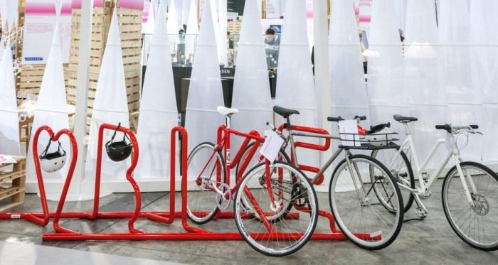 Radcykelställ-systemdesign-attraktivt-rött-rostfritt stål