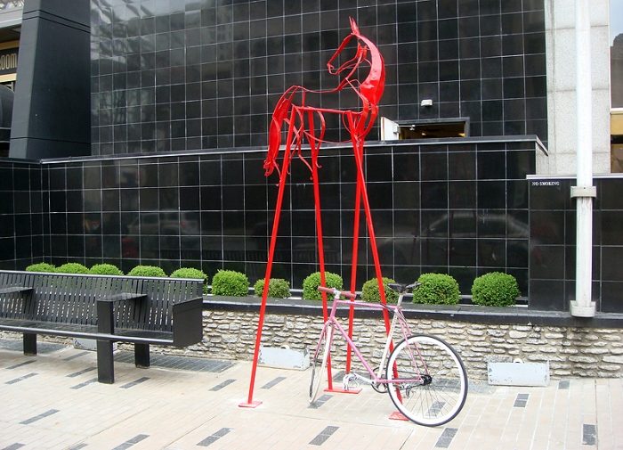 Stilcykel-stativ-design-inspirerad-av-hästen-metall-målade-i-rött