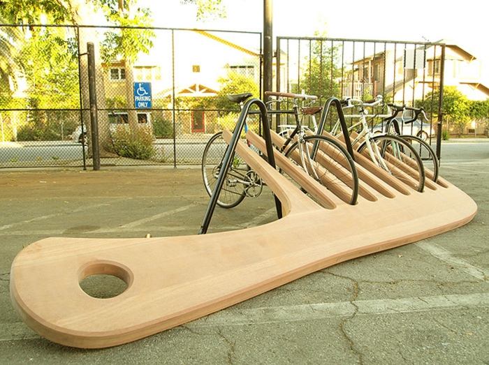 Cykelställ-design-enorm-kam-gjord av trä-blickfångare-offentliga utrymmen