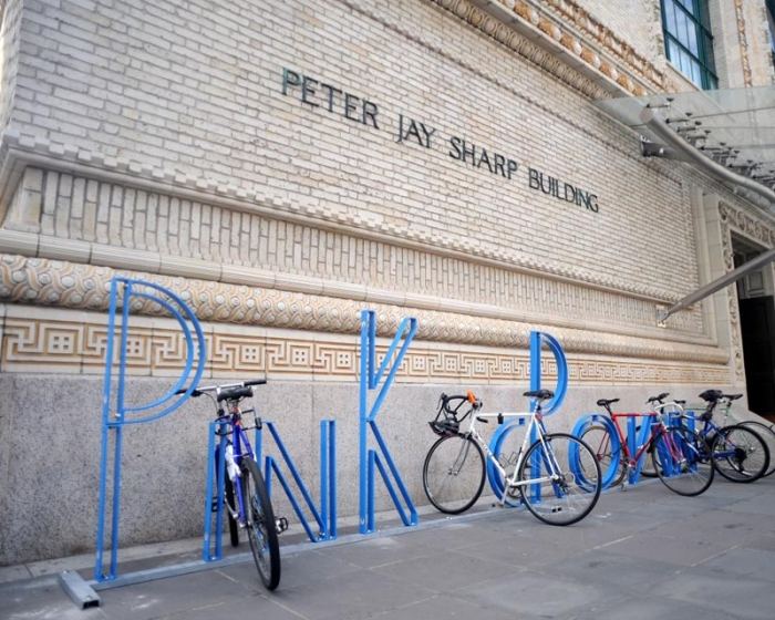Cykelställ-typografisk-design-David-Byrne-formad-design