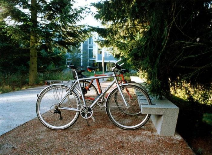 praktisk-cykel-parkerings-cykelställ-design-betongbänk