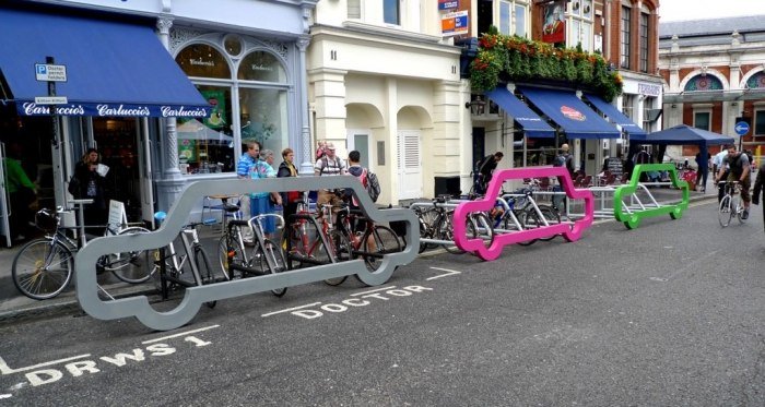 Rad-cykelställ-design-bil-optik-ljusa-färger-grön-rosa