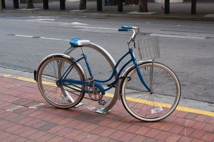 runda-cykel-stativ-design-rostfritt stål-urban-lagringsmöjligheter