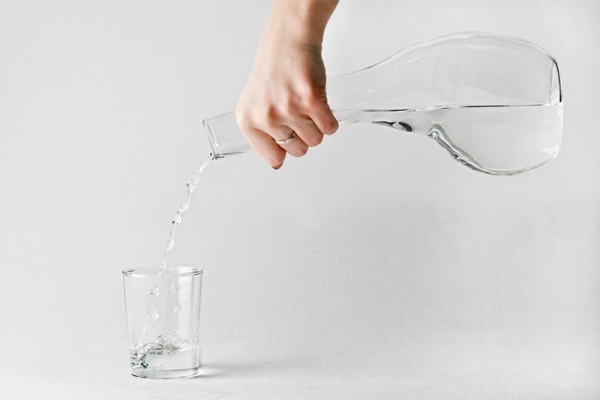 Genomskinlig glaskanna-för vatten Andreas-Trenker Design