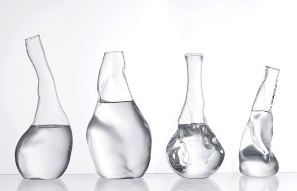 Transparenta karaffglas filigranformade designvaror