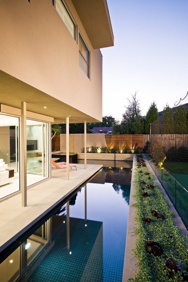Platt tak hus trädgård design pool täckt terrass