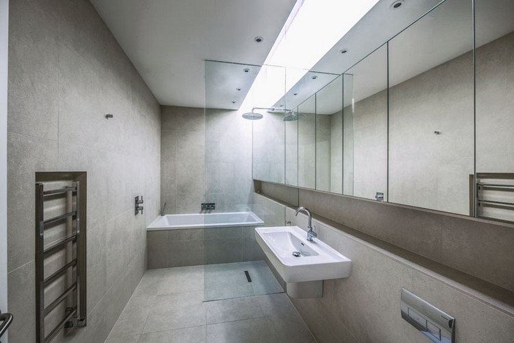 minimalistisk-badrum-neutral-färg-design-takfönster