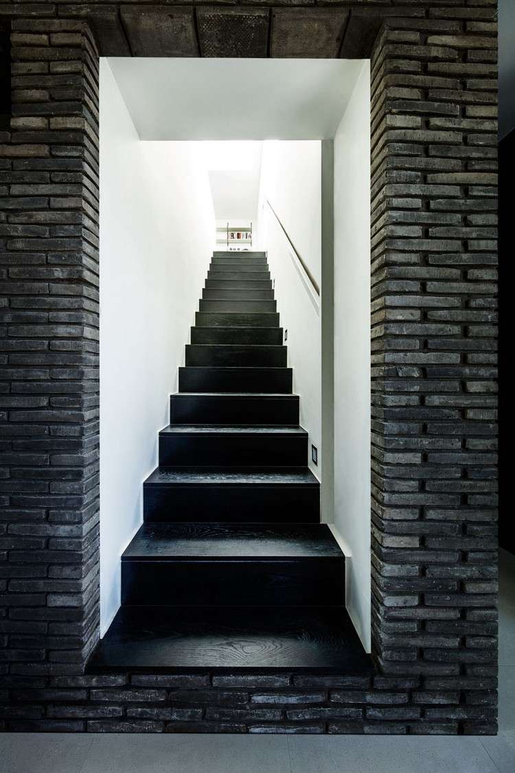 monokrom-trappa-svart-trappor-vita-väggar
