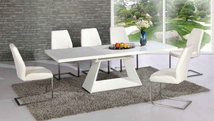 vita-bord-och-läder-stolar-matsal