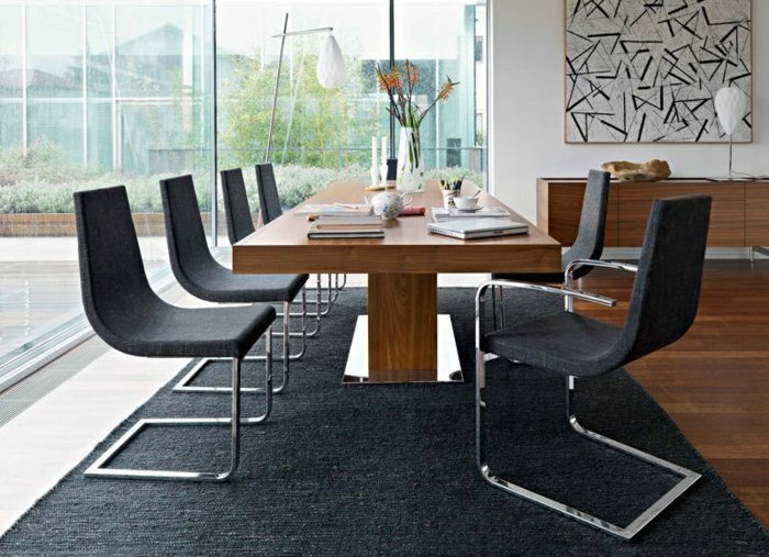 Utdragbart-trä-matbord-med-svarta stolar