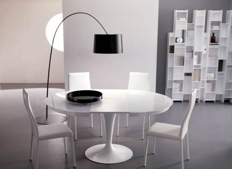 Utdragbart matbord i vit oval design puristisk idé golvlampa svart accent