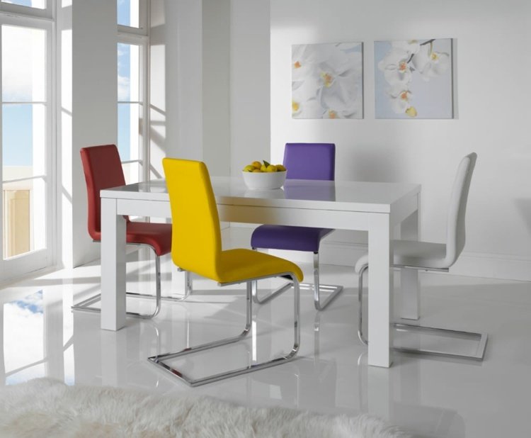 Utdragbart matbord i vita, rektangulära, färgglada stolar, gul, röd, lila
