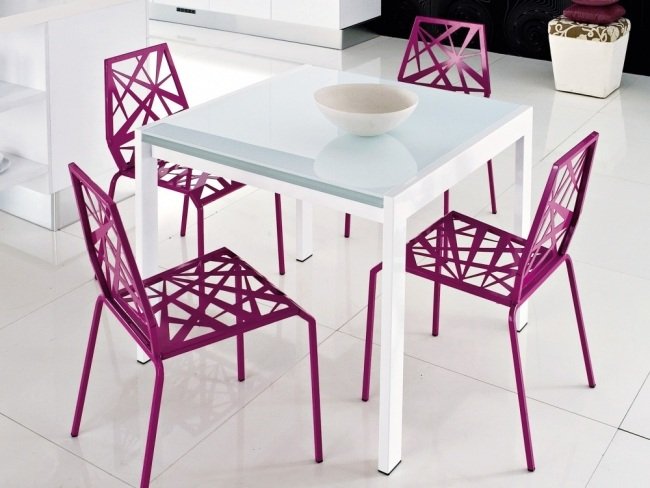 Matbord idéer design utdragbar vit lack glansiga vita stolar lila