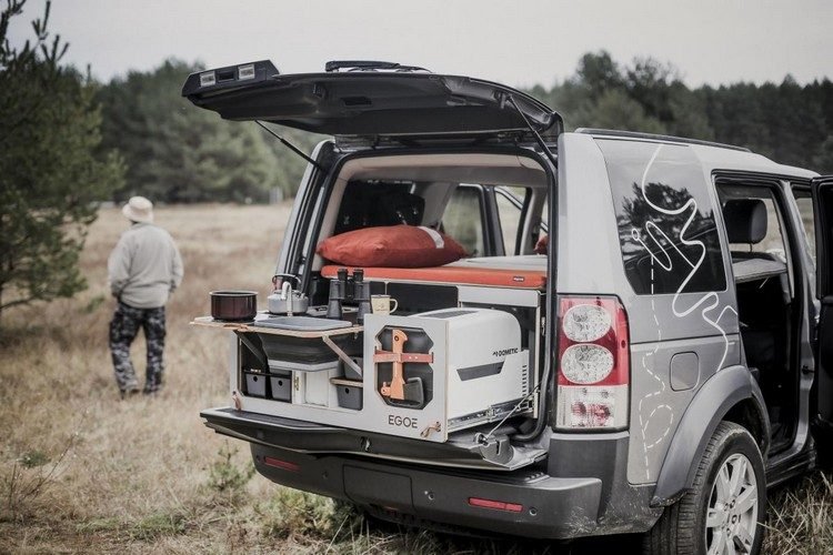 på jakt i skogen med en bil camping låda praktiskt taget ta en semester med en vagga funktion