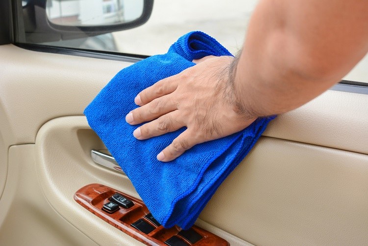 Bil desinficera vilket rengöringsmedel för att rengöra bilens interiör