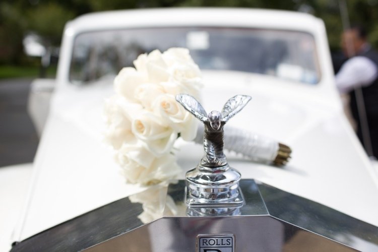 Bilsmycken-bröllop-vita-rosor-Rolls-Royce