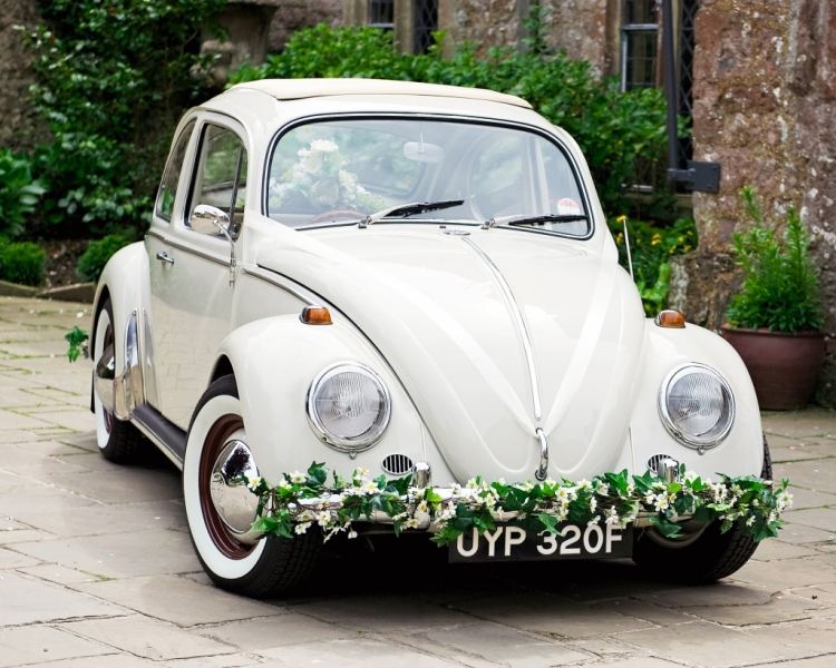 Bil-smycken-bröllop-girande-ner-konstgjorda-blommor
