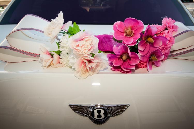 Bil-smycken-bröllop-idéer-moderna-Bentley-färska-blommor