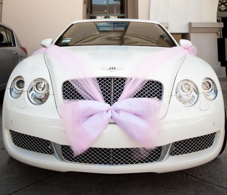 Bil-smycken-bröllop-rosa-rosett-fram-Bentley