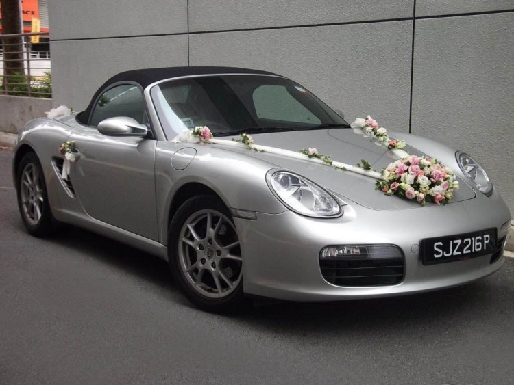 Bilsmycken-bröllop-rosa-vita-rosor-fram-Porsche